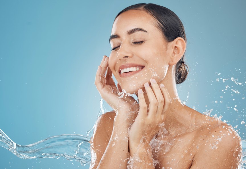 wash face with mineral water